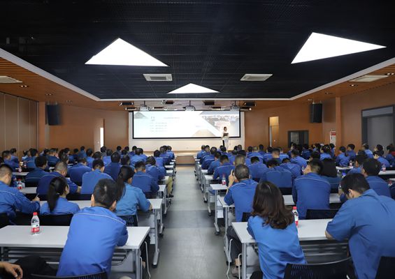 公司開(kāi)展職場(chǎng)禮儀培訓(xùn)，提高員工文明素質(zhì)